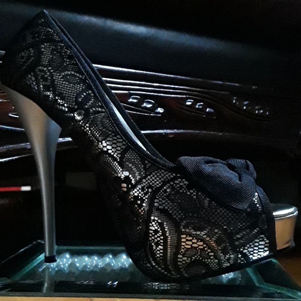 Peep toe lace pumps